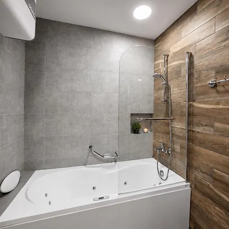Azur Luxury - Private Garage - Steps From The